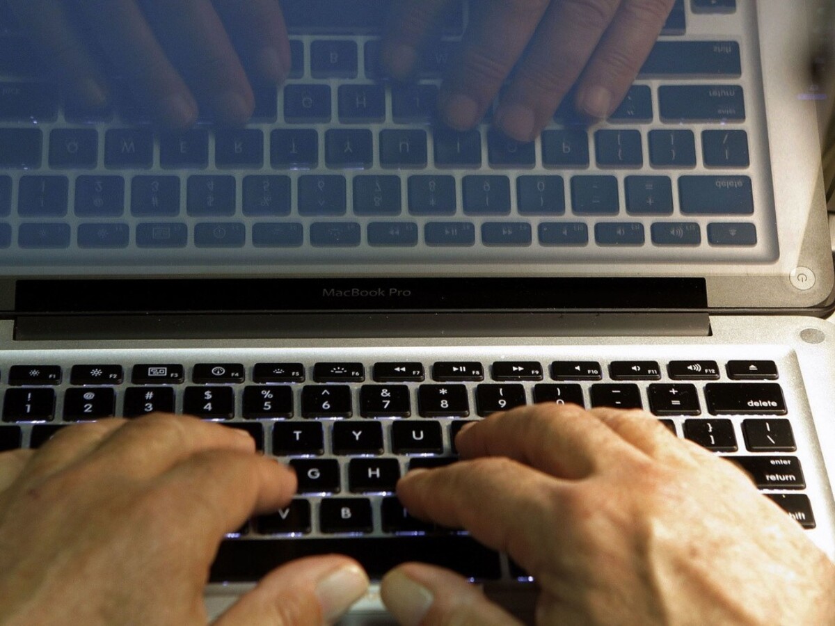 Na internete šíril sexuálne ponuky, teraz čelí obvineniu