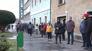 Na test čakajú hodiny. Jedno odberové miesto slúži pre 23-tisíc ľudí