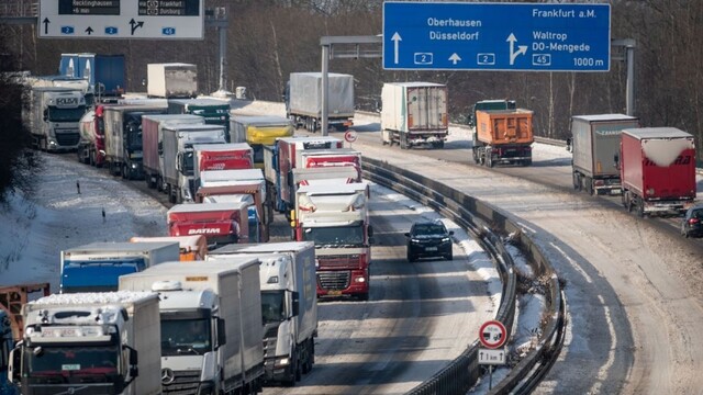 Chaos a kilometrová zápcha. Nemeckí vodiči uviazli v mraze