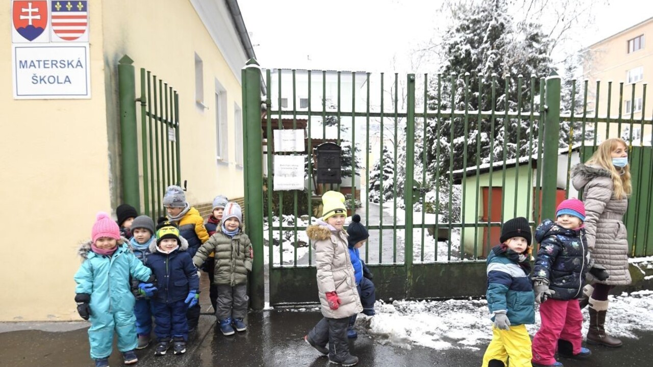 Do škôl a škôlok sa podľa ministerstva vrátilo vyše sto tisíc žiakov