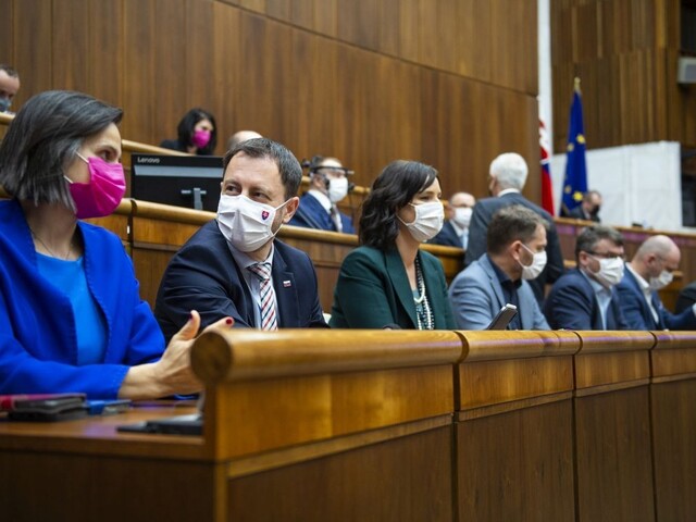Škriepky v koalícii neutíchajú, politológovia krútia hlavami