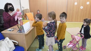 Učiteľov budú očkovať cez víkendy, vakcínu nedostanú všetci