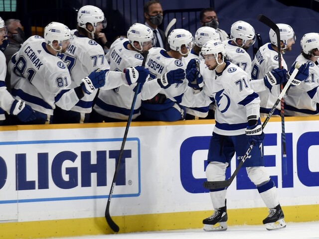 NHL: Černákova Tampa naložila predátorom, Flyers má problém