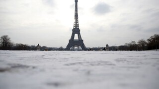 Eiffelovku rozmrazovali pištoľami. Na Francúzsko udrela zima