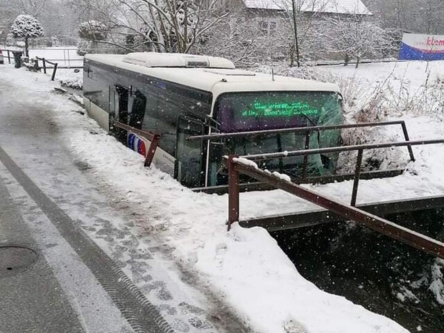 Autobus skončil v potoku, na palube bolo 11 cestujúcich