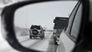 Kalamita na cestách: Husto sneží a fúka, vietor vyvrátil kamión