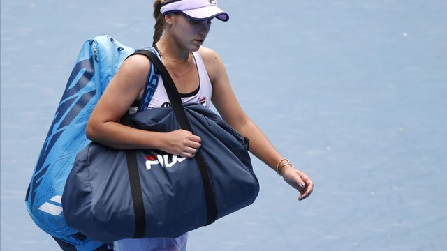 Keninová titul v Melbourne neobháji, Tsitsipas je v treťom kole