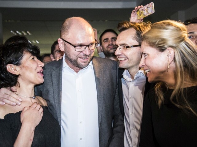 Obyčajná vydieračka, napísal o Nicholsonovej bývalý kolega