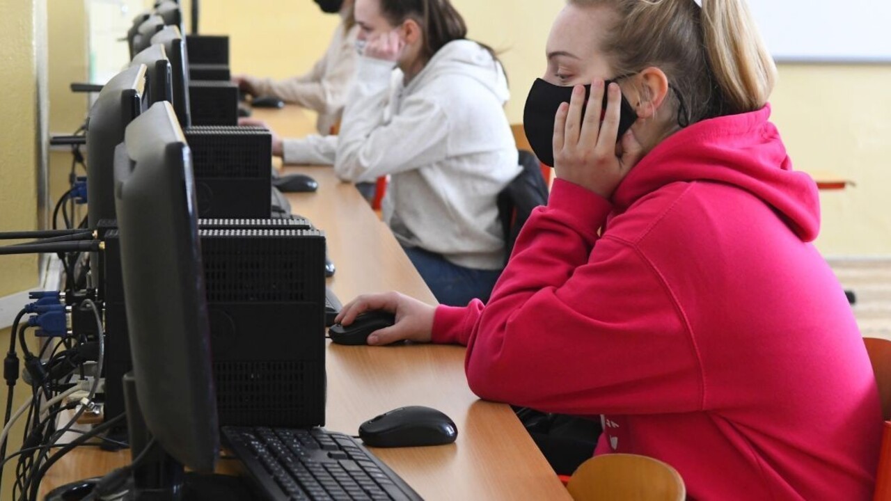 Už nechcú byť doma. Študenti v Česku protestovali v pyžamách