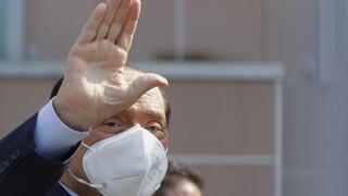 Bývalý taliansky premiér Berlusconi strávil noc v nemocnici