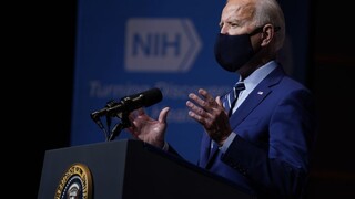 Veľký nákup vakcín. Biden podpísal zmluvy na stámilióny dávok
