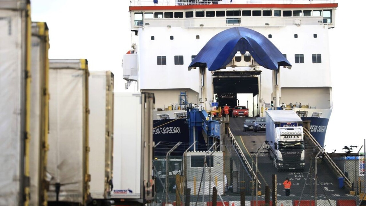 Mladí Briti majú strach. Koronavírus ich však nedesí najviac