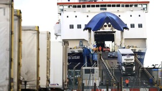 Mladí Briti majú strach. Koronavírus ich však nedesí najviac