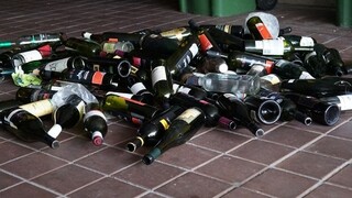 Najväčšia akcia v histórii likvidácie alkoholu na Slovensku. Zo skladu v Šamoríne odviezli státisíce fliaš liehu