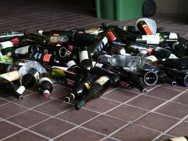 Najväčšia akcia v histórii likvidácie alkoholu na Slovensku. Zo skladu v Šamoríne odviezli státisíce fliaš liehu