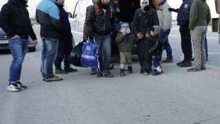 Pri zásahu proti migrantom zabili dieťa. Rodičom dali trvalý pobyt