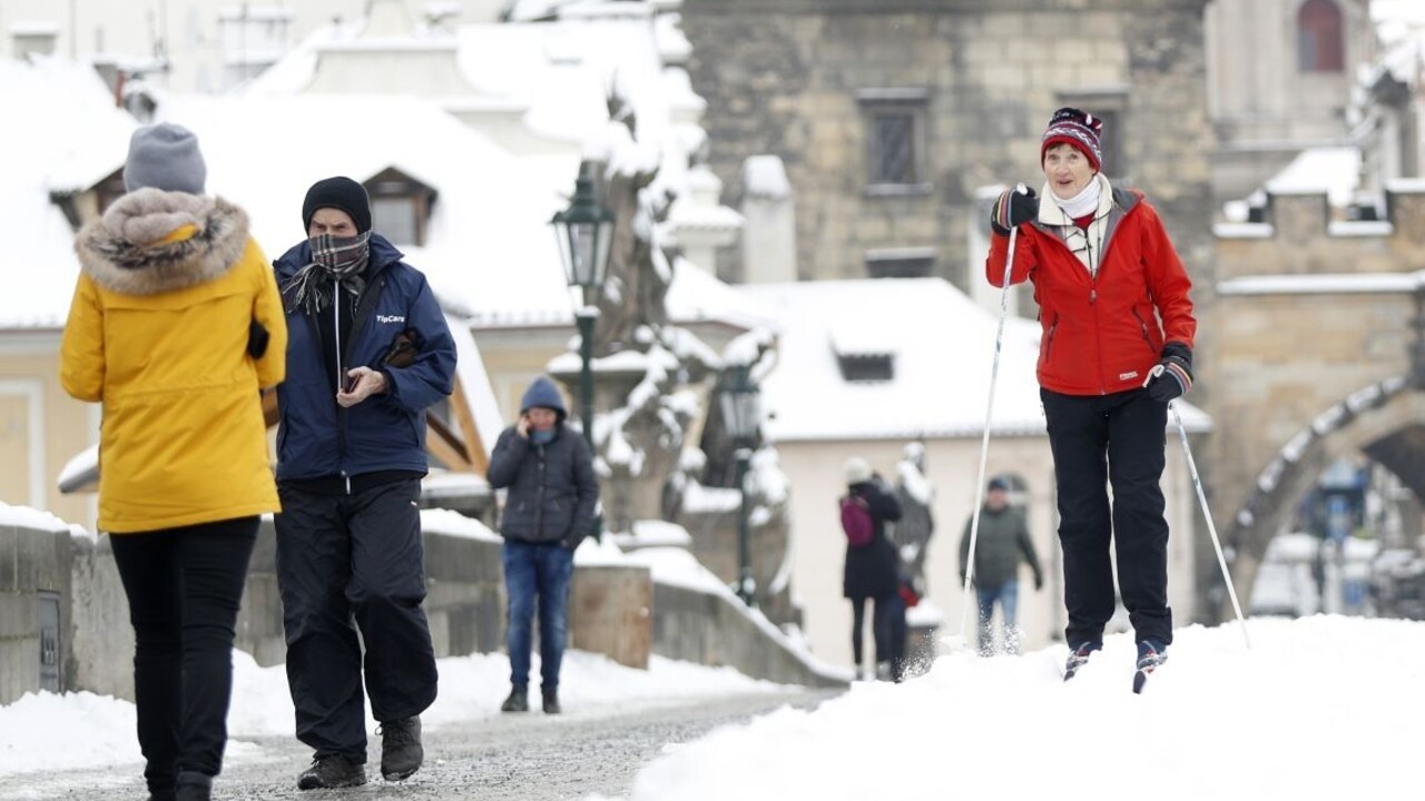 V Česku sa končí núdzový stav, stúpa rizikové skóre i reprodukčné číslo