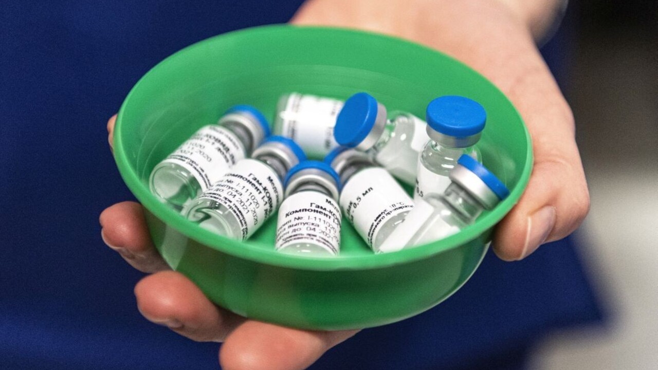 Vedci skúmali prenos vírusu. Vakcína vraj výrazne znižuje riziko