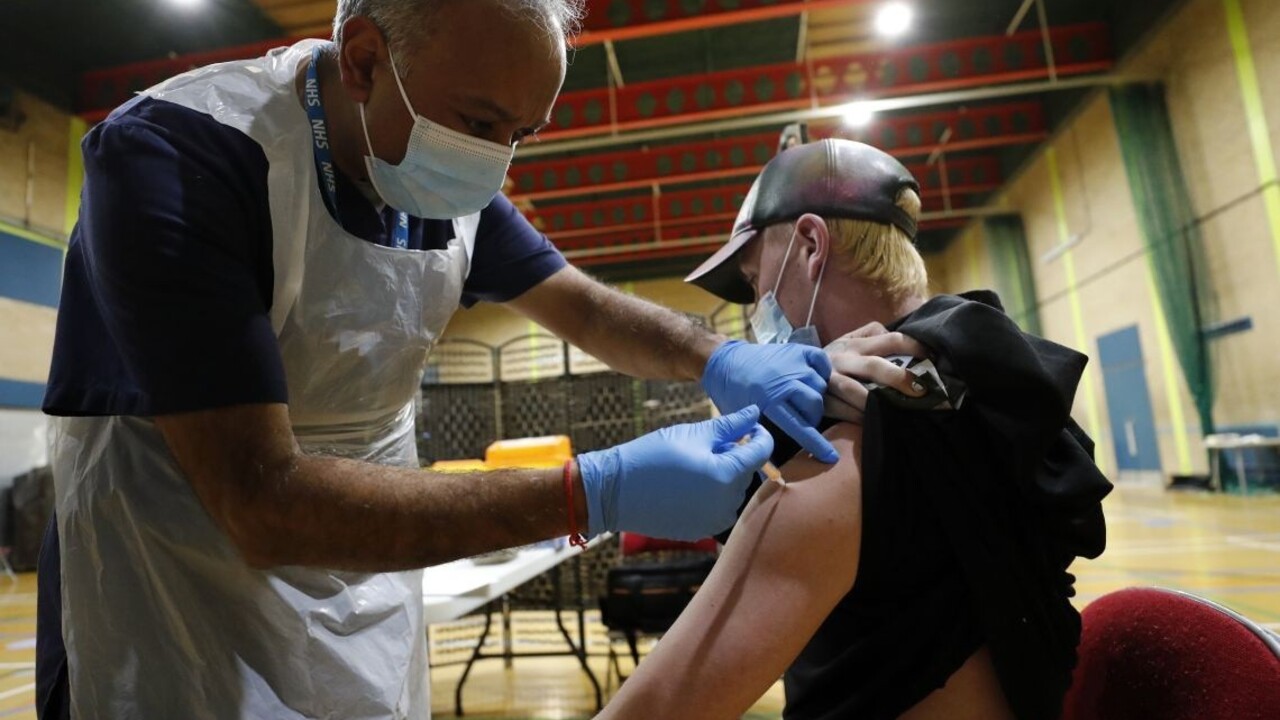 Vakcínu od AstraZeneca otestujú aj na deťoch