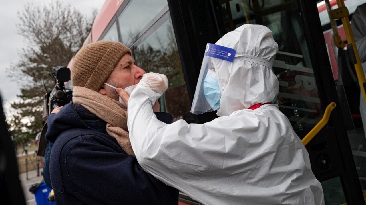 Bratislava upustí od víkendových testovaní, prinášajú riziko nákazy