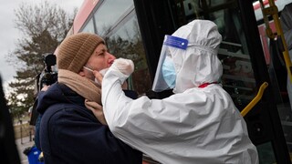 Bratislava upustí od víkendových testovaní, prinášajú riziko nákazy