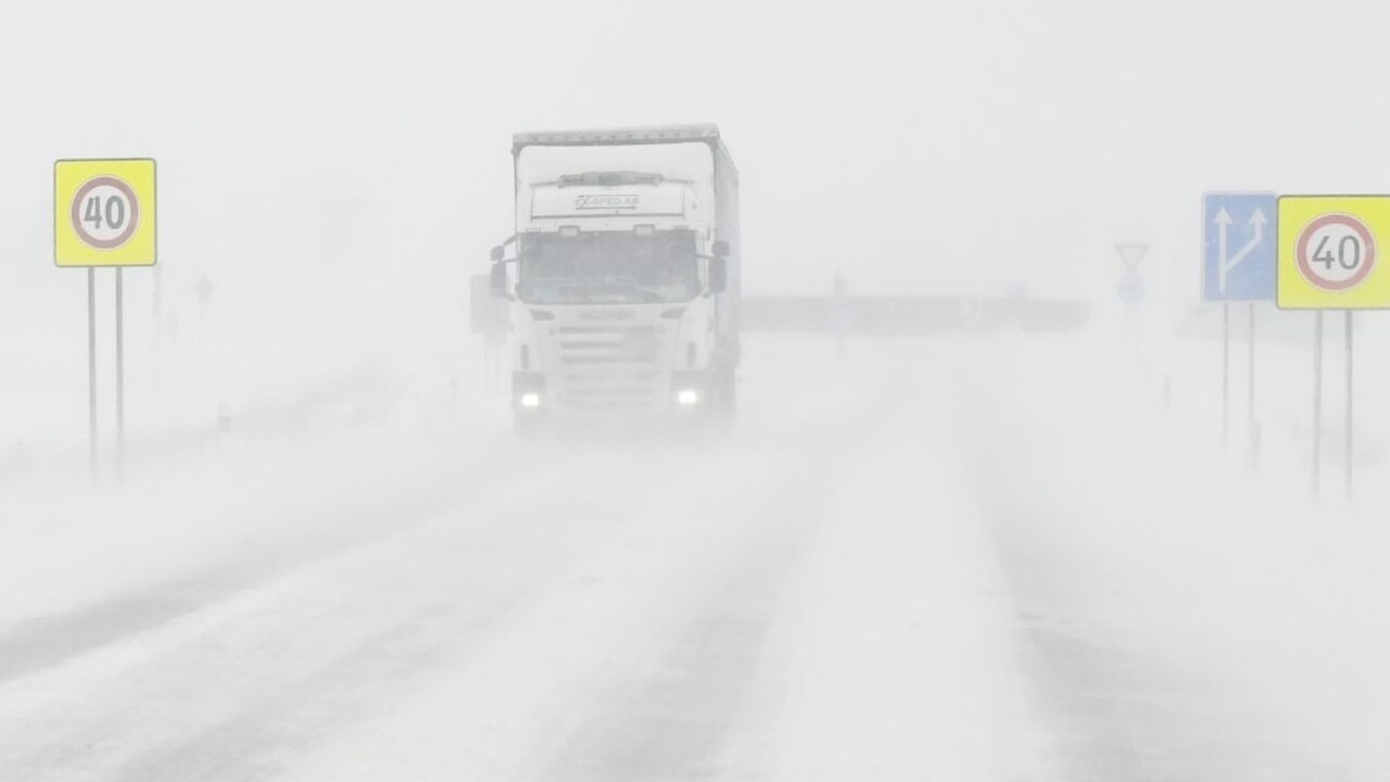 Cestári varujú vodičov: Pozor na nárazový vietor a snehové jazyky