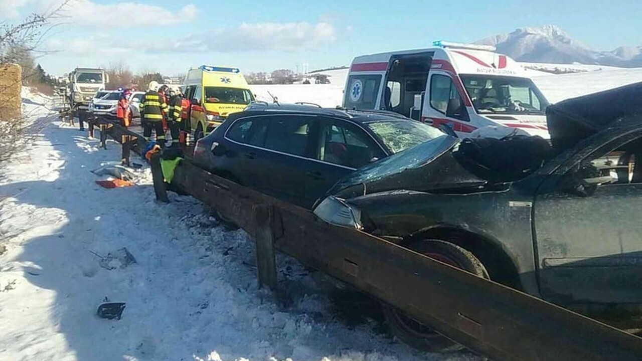 Zrážka na Liptove si vyžiadala obeť. V autách sa viezli aj deti