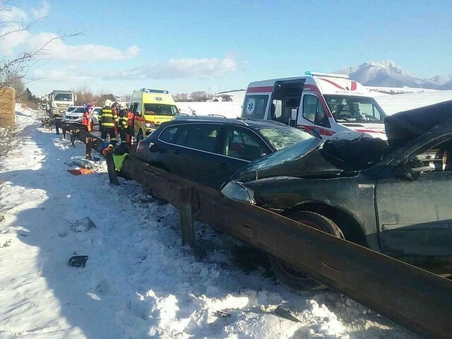 Zrážka na Liptove si vyžiadala obeť. V autách sa viezli aj deti