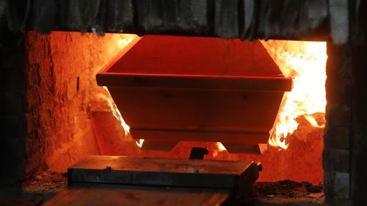 Krematóriá sú na hrane, niekde už zosnulých neprijímajú