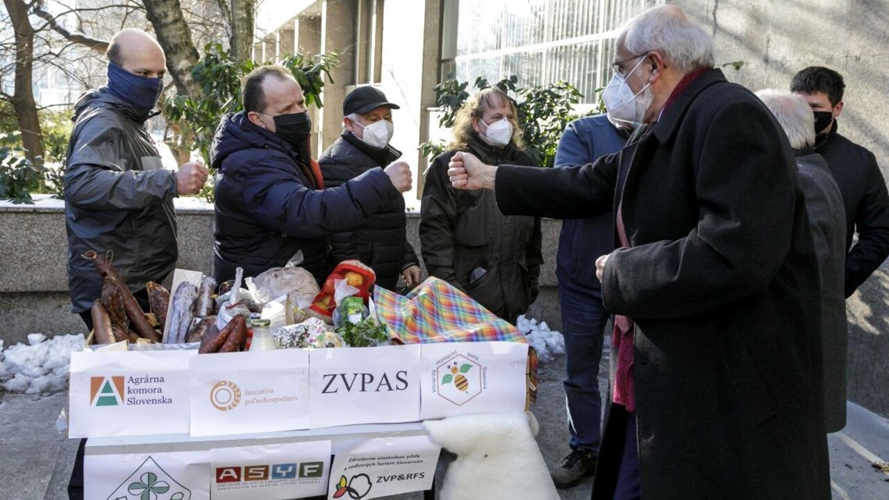 Malí farmári sa dištancujú od útokov na Mičovského, obdarovali ho