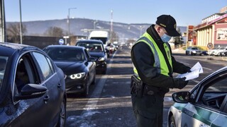 Na hraniciach sa zdržíte, pripravte si doklady. Sprísnili kontroly