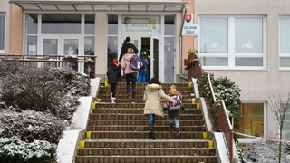 Viacerí učitelia mali po vakcíne komplikácie, niektoré školy neotvorili