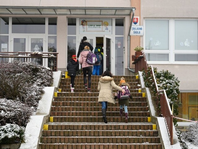 Viacerí učitelia mali po vakcíne komplikácie, niektoré školy neotvorili