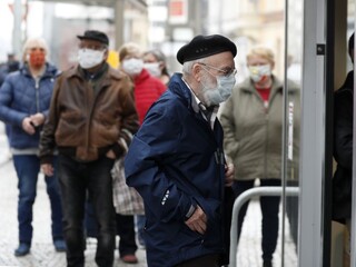 Obchody by mohli otvoriť, ale len s respirátormi. Česko čaká posun