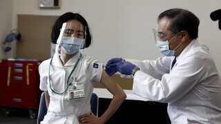 Japonsko začalo s očkovaním, prví sú zdravotníci
