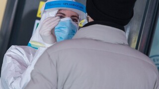 Pribudlo vyše sto obetí a tisíce nakazených. Nemocnice ďalej trpia