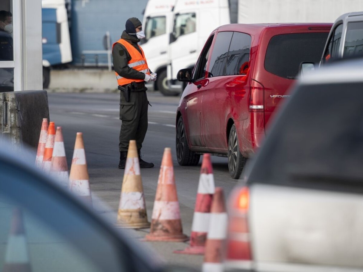 Pendlerka cestovala s falošným testom, policajtov neoklamala