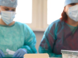 Nemocnice čelia ťažkej situácii, hospitalizovaných je stále viac