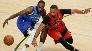 Basketbalisti Bucks ťahajú sériu prehier, podľahli aj Torontu
