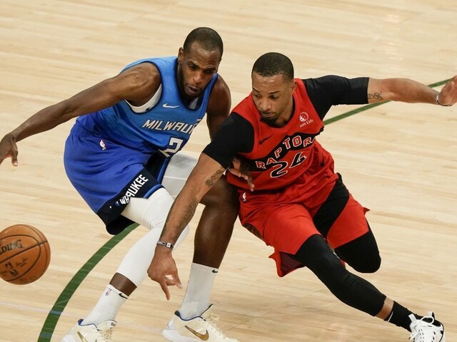 Basketbalisti Bucks ťahajú sériu prehier, podľahli aj Torontu