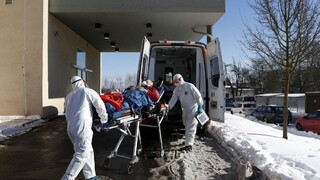 Pribudli tisíce nakazených, celkový počet úmrtí sa blíži k 6500