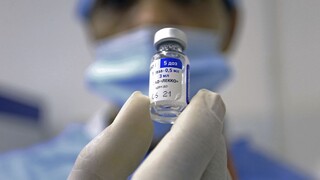 Rusko má tretiu vakcínu, účinná má byť aj proti novým variantom