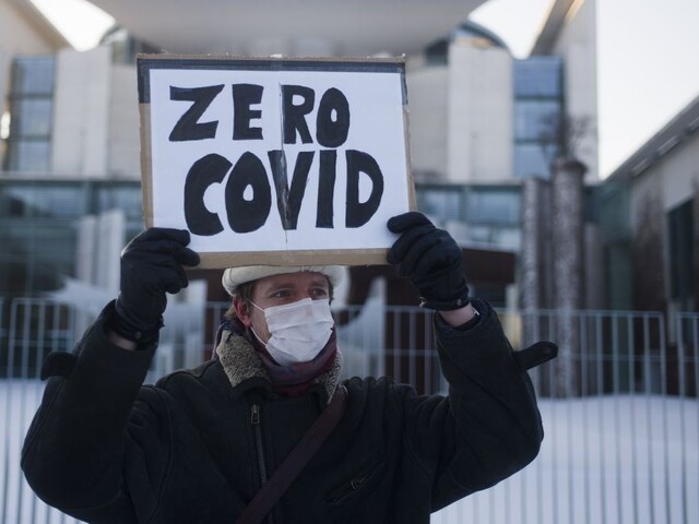 V Nemecku sa opäť protestovalo, na ľudí pískali z balkónov