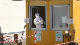 Pribudli desiatky obetí, počet hospitalizovaných ďalej klesá