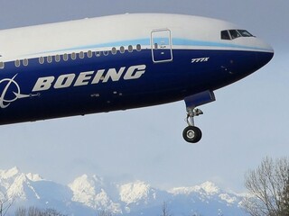 Motor padol do obytnej štvrte. Boeingy 777 opäť skontrolujú