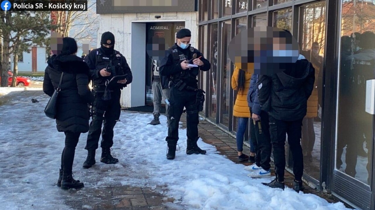 Opatrenia im nič nehovoria. Policajti našli otvorené obchody s oblečením