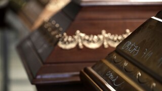 Stovky rakiev skončili v mori. Zosuv pôdy narušil cintorín