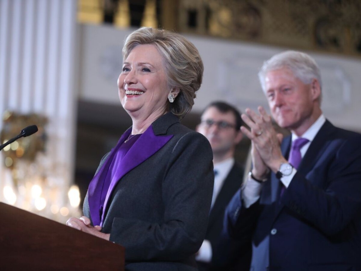 Politický triler v zákulisí Bieleho domu. Clintonová napísala knihu