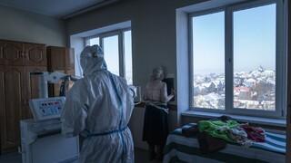 Konečne začala očkovať aj Ukrajina. Prvý dostal vakcínu lekár