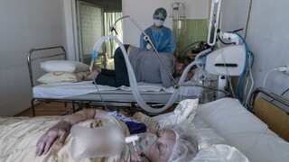 Tvrdenia verzus prax. V nemocniciach sa rozhodujú, koho pripoja na ventiláciu